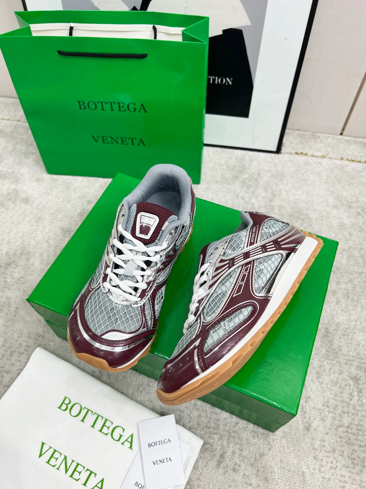 P540. Top version (couples model) Bottega Veneta Bottega Veneta 23ss autumn and winter show BV Orbit sneakers Wang Yibo's same style couples casual shoes dad shoes! Runner sneakers! Original purchase and development!  Made of original lightweight technical mesh fabric, the same as the original version! The process is complicated!  Paired with a rubber outsole designed with a geometric pattern, the high version of the Wang Zha series is actually much taller, but the legs still look slim. Very nice. Durable and playable, standard and version-matching shoe package technology, look for high-end versions. The original outsole is exclusively molded, and the color-blocked TPU outsole is used. The material and weight are the same as the original!  Size: #Female 35-41 (40 and 41 customized sizes are non-refundable) Male 39-45 (45 size customized are non-returnable and exchangeable)